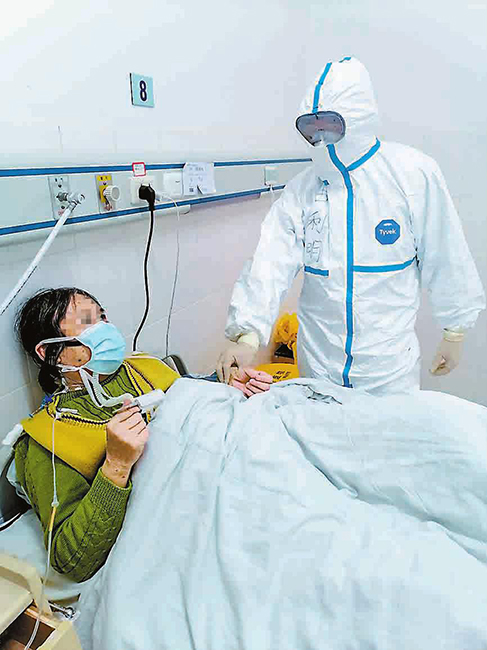 古利明在隔离病区为新冠肺炎患者看病。(古利明提供)