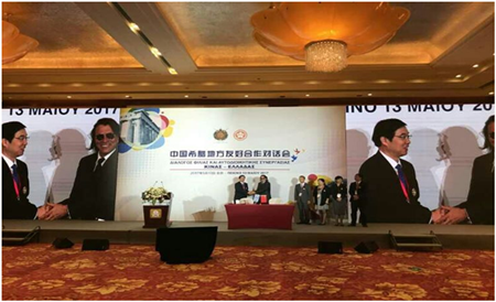 尚建华副市长代表玉溪接受希腊马拉松市市长颁发的“世界马拉松大使”勋章