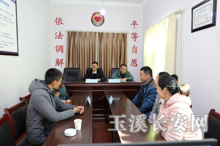 徐家清在个人调解室里与群众交流