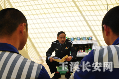 朱昱耐心和在押人员交流