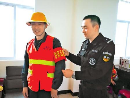 民警给一线环卫工人佩戴治安志愿者红袖标