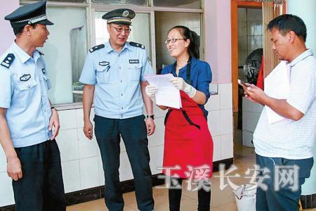 普明忠(左二)走访社区群众(资料图片)