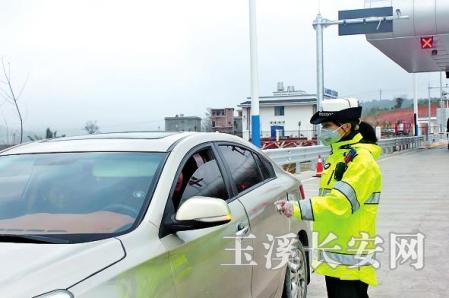 民警刁维正在检查过往车辆