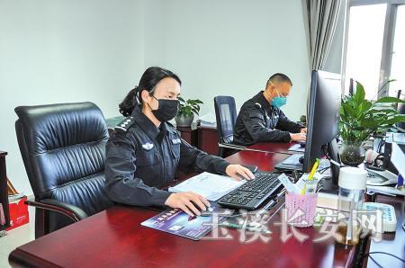 民警陈佑林(左)正在统计数据