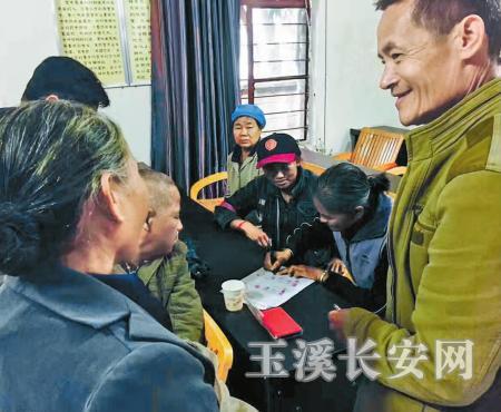 成功调处山林补偿款分配纠纷,群众高兴地领到补偿款。