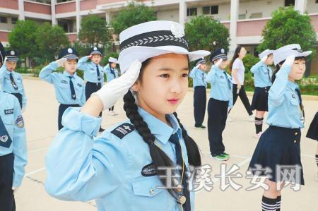 “小交警”们认真学习交通手势