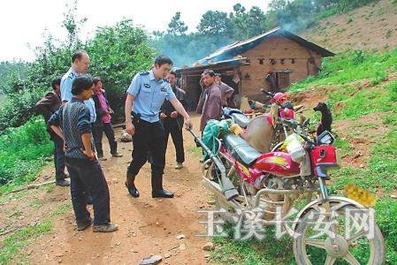 陈建华和同事到村子里动员群众主动上交非法持有的枪支