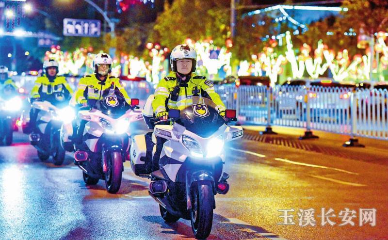 ���ĳ���ͬ��Ӣ���ˬ�ػ�Ⱥ��