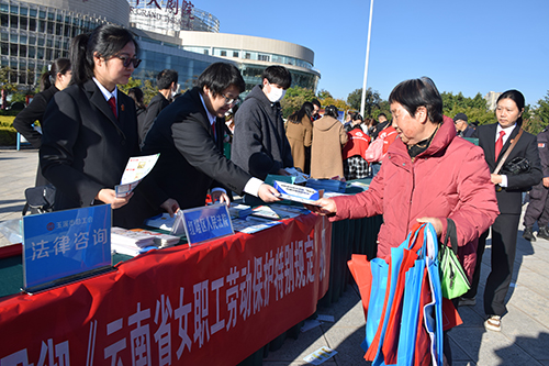 推动宪法精神融入群众日常生活